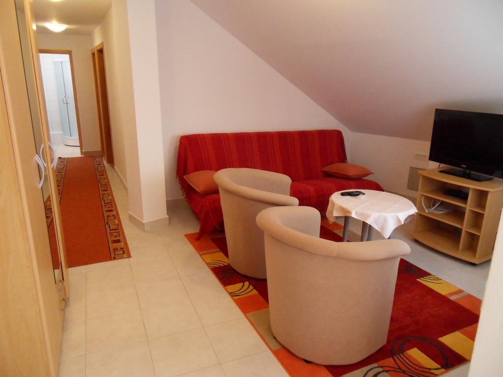 Apartments Petricevic 2 Selce Oda fotoğraf